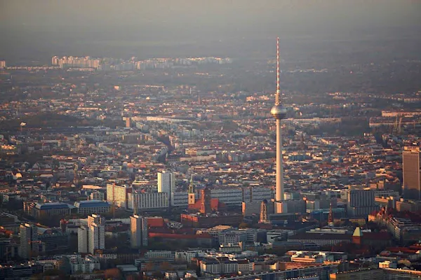 Berlin von oben, einmal um das Regierungszentrum und über Potsdam zurück