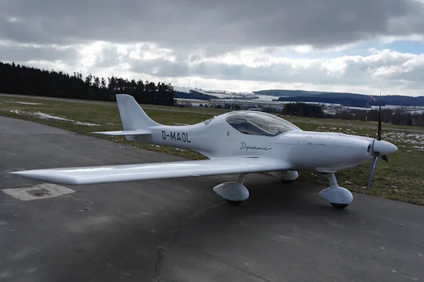 Rundflug über die Alpen mit einem vorab abgesprochenen Ziel und Sportflugzeug selber fliegen