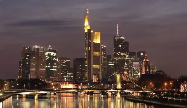 ... nicht ganz so hoch, aber dem Himmel noch nie so nah. Hallo Skyline Frankfurt!