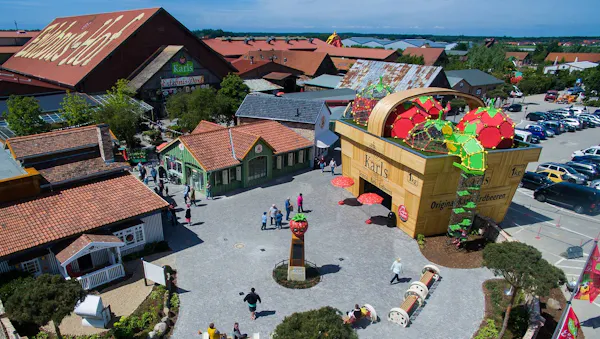 Ausflug zu Karls Erdbeerdorf mit dem Flugzeug