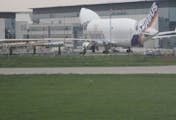 Beluga-Transportflugzeug beim Laden vom Airbus-Teilen