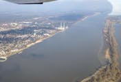 Rundflug über Hamburg: Elbe und Alster, Segelbötchen und Elbphilharmonie