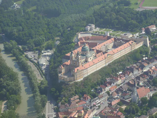 durch die Wachau, den schönsten Teil des Donautals, mit Möglichkeit zur Jause in Krems
