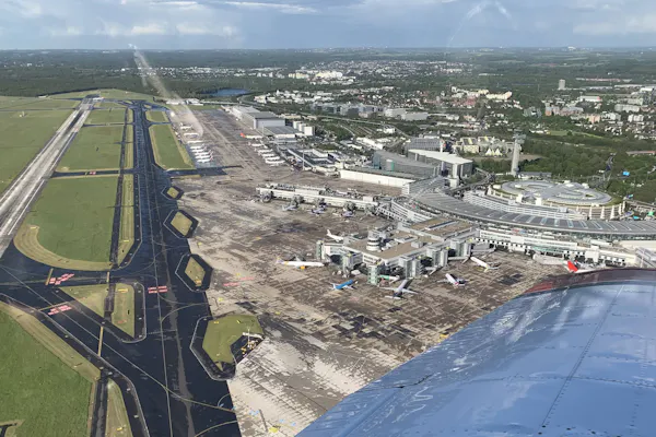 Rundflug über Düsseldorf City und den Internationalen Flughafen