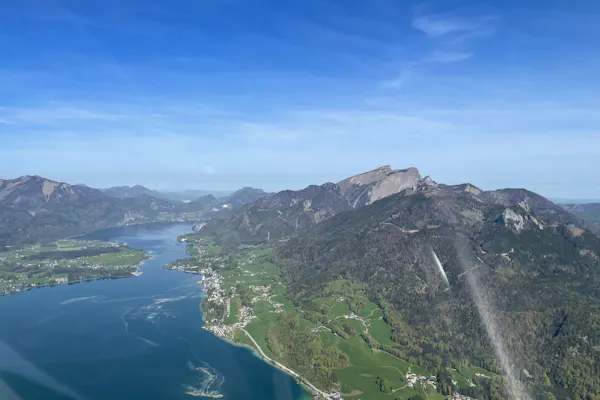 Kulturhauptstadt aus der Luft: Das Salzkammergut im Viersitzer