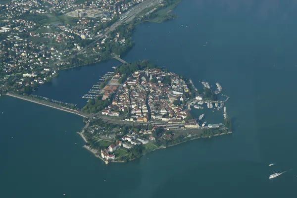 Großer Bodenseerundflug (mit Lindau, Konstanz, Meersburg und Insel Mainau)