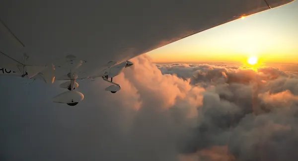 Sonnenuntergangs- oder Sonnenaufgangsflug