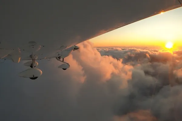 Sonnenuntergangs- oder Sonnenaufgangsflug