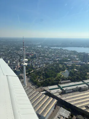 Rundflug über Hamburg mit Finkenwerder und Alster
