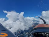 Zwischen den Wolken übers Land fliegen
