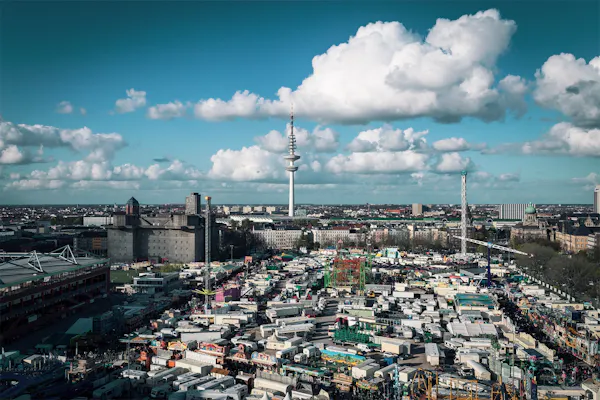 Atemberaubender Skyline Helikopterflug über Hamburg